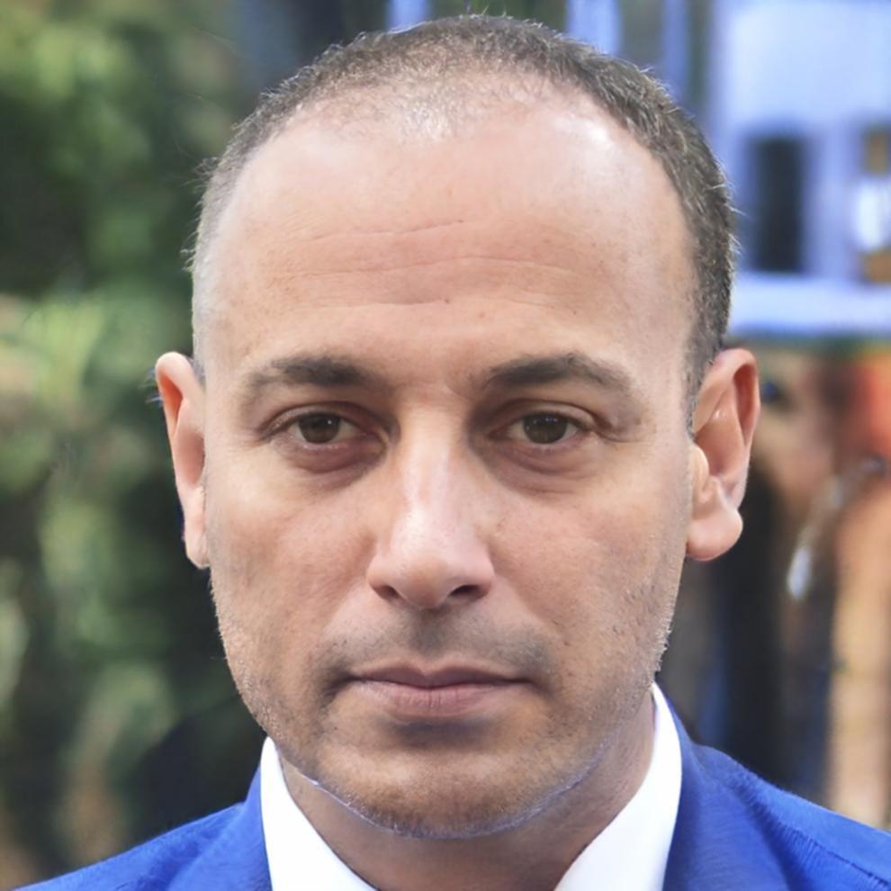 Lachlan Pembroke guiding students through practical analysis projects